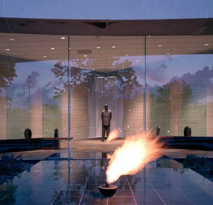 杜鲁门总统图书馆庭院中的火焰与雕塑