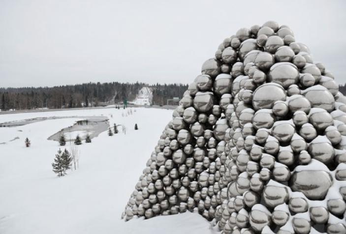 雕塑在雪地中的效果